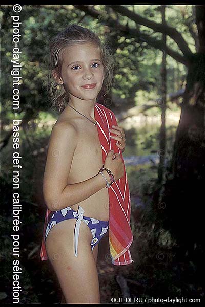 petite fille au bord de l'eau - little girl at the water's edge